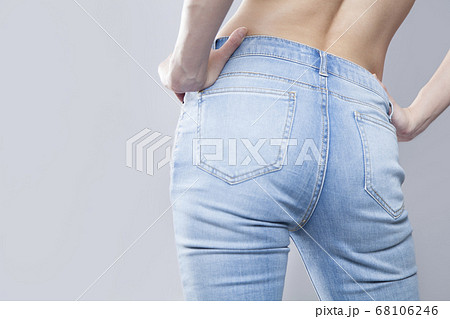デニムパンツの女性 デニムパンツの女性 68106246