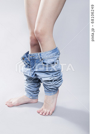 デニムパンツを穿く女性の写真素材