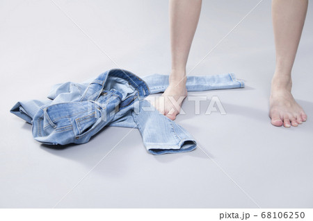 デニムパンツを穿く女性 デニムパンツを穿く女性 68106250