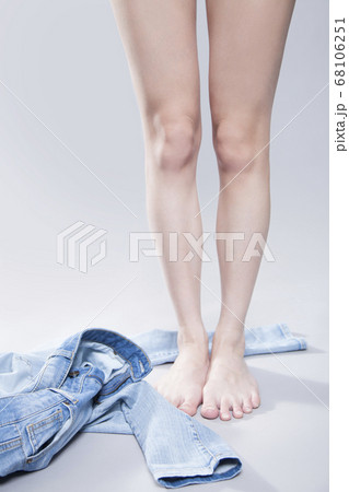 デニムパンツを穿く女性の写真素材