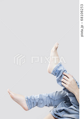 デニムパンツを穿く女性 68106253