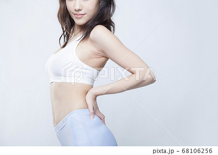 女性のボディライン 68106256