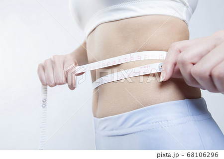 ウエストを測る女性 68106296