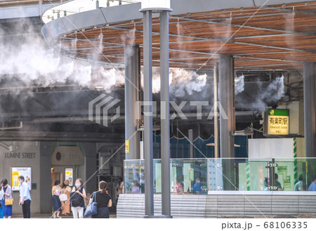 日本の東京都市景観　有楽町駅前に設置されたミストシャワー 68106335