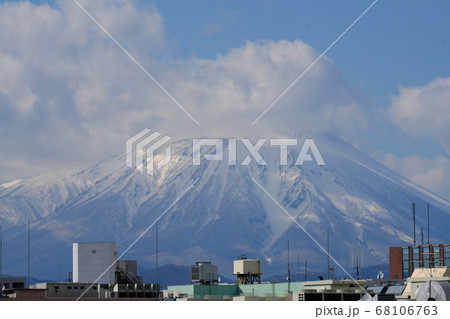 盛岡市内から見た雲のかかった岩手山 68106763