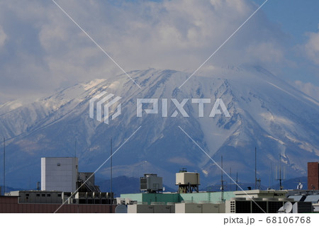 盛岡市内から見た雲のかかった岩手山 68106768