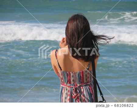 海を眺める女性の後ろ姿 68106822