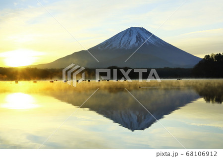 山梨県　精進湖初日の出 68106912