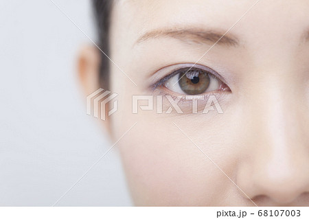 女性の目元 女性の目元 68107003