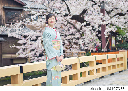 着物の女性 和服 桜 着物の女性 和服 桜 68107383