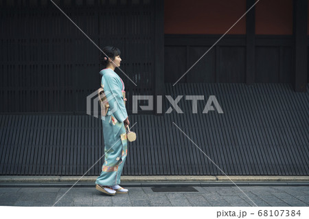 歩く着物の女性 京都 祇園 歩く着物の女性 京都 祇園 68107384