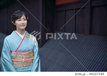 歩く着物の女性 京都 祇園 歩く着物の女性 京都 祇園 68107386