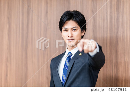 法廷に立つ男性弁護士 68107911