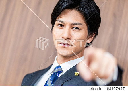 法廷に立つ男性弁護士 68107947