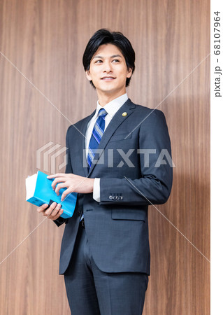 法廷に立つ男性弁護士 68107964