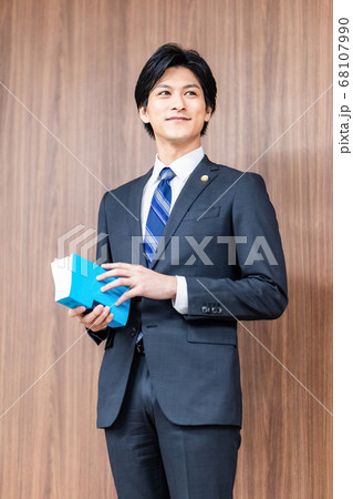 法廷に立つ男性弁護士 68107990