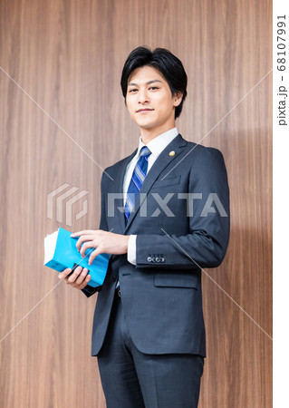 法廷に立つ男性弁護士 68107991