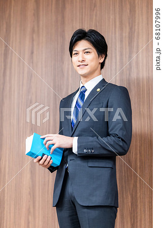 法廷に立つ男性弁護士 68107996