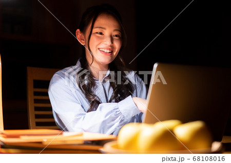 夜、在宅ワークをする女性 夜、在宅ワークをする女性 68108016