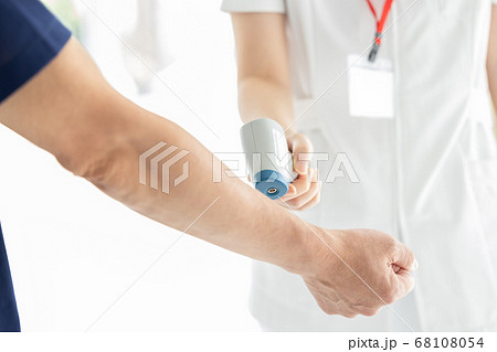 医療 非接触体温計で検温する看護師(手元) 医療 非接触体温計で検温する看護師(手元) 68108054