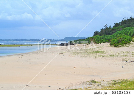 明け方の砂浜 68108158