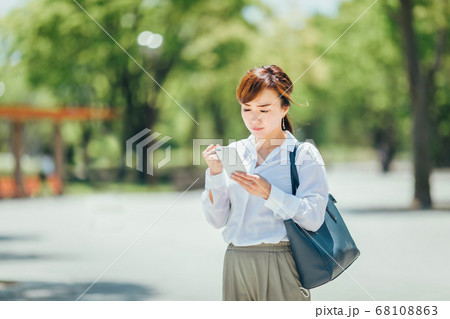 スマホを見て怒る女性 スマホを見て怒る女性 68108863