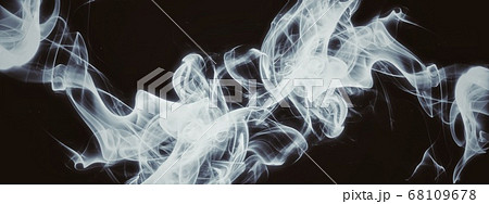 暗闇に浮かぶ抽象的な白煙のイラスト素材