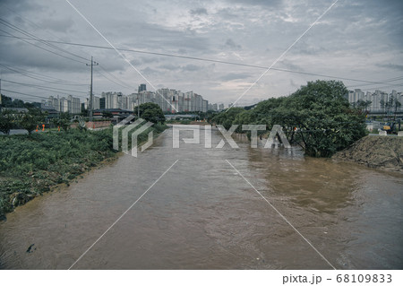 梅雨 氾濫 河川 68109833