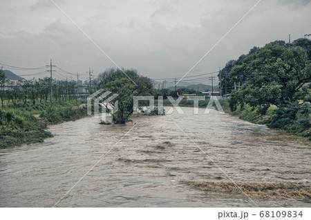 梅雨 氾濫 河川 68109834