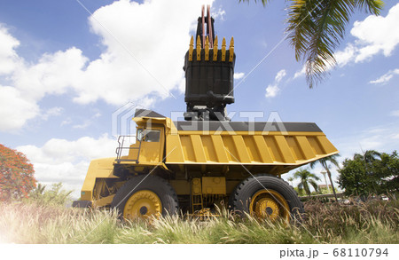 Large truck technology Digging mining soil Large truck technology Digging mining soil 68110794