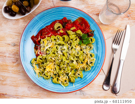 Italian spinach tortellini pasta with tomato sauce 68111950