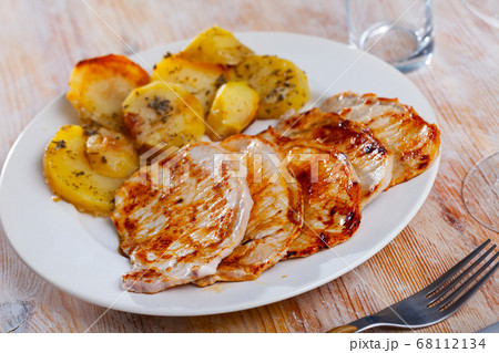 Appetizing fried pork with potatoes and herbs 68112134