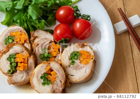 チキンロールとクレソンとトマトの盛り合わせ 68112792