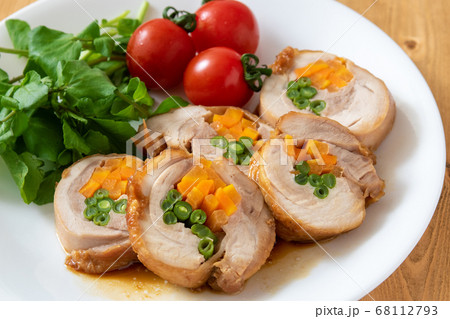 チキンロールとクレソンとトマトの盛り合わせ 68112793