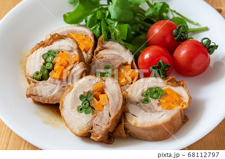 チキンロールとクレソンとトマトの盛り合わせ チキンロールとクレソンとトマトの盛り合わせ 68112797