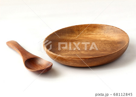 お洒落な木製 アカシア のお皿とスプーン 食器 の写真素材