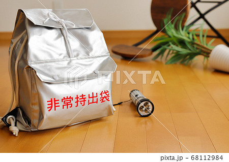 地震対策と避難グッズ 68112984