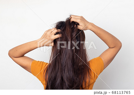 Women itching scalp itchy his hair and was massage her hair on a white background,Haircare concept Women itching scalp itchy his hair and was massage her hair on a white background,Haircare concept 68113765