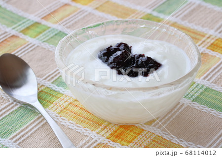 カシスジャム入りヨーグルト カシスジャム入りヨーグルト 68114012