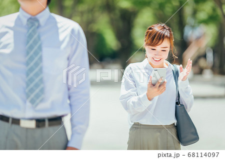 電話を見るビジネスウーマン 68114097
