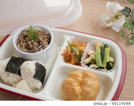痴呆症・認知症のお年寄りのためのワンプレート介護食【おにぎり】 68114098