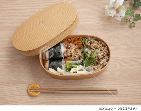 手作りのおいしい曲げわっぱのお弁当【おにぎり】 68114397