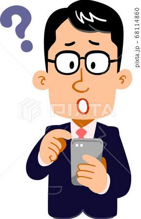 スマートフォンを操作するメガネをかけたビジネスマンの疑問の表情 68114860