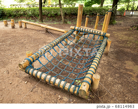 フィールドアスレチックの遊具 68114963