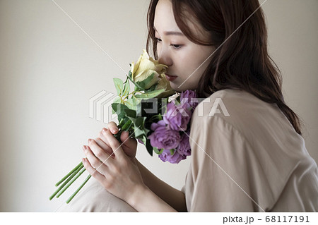 花と女性の写真素材