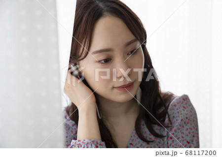 音楽を聞く女性 68117200