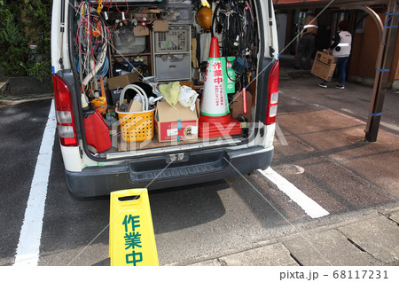 家電修理の車の中 家電修理の車の中 68117231