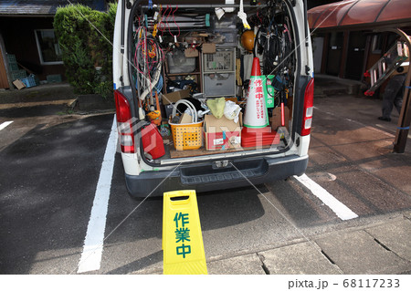 家電修理の車の中 68117233