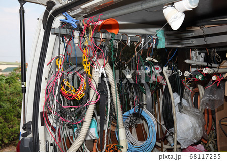 家電修理の車の中 家電修理の車の中 68117235