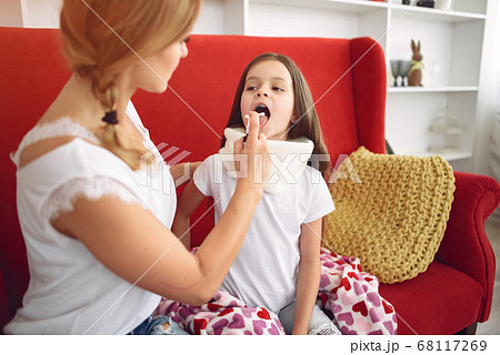 Mother gives her sick daughter throat medicine 68117269